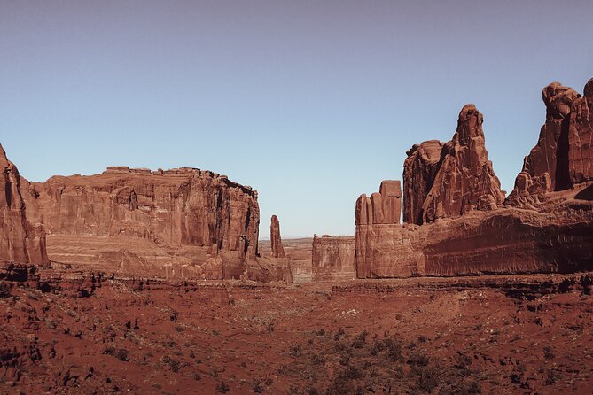 3-Hours Sunset Arches National Park Pavement Sights Tour - Photo-stop lineup: Three Gossips, Balanced Rock, Skyline Arch