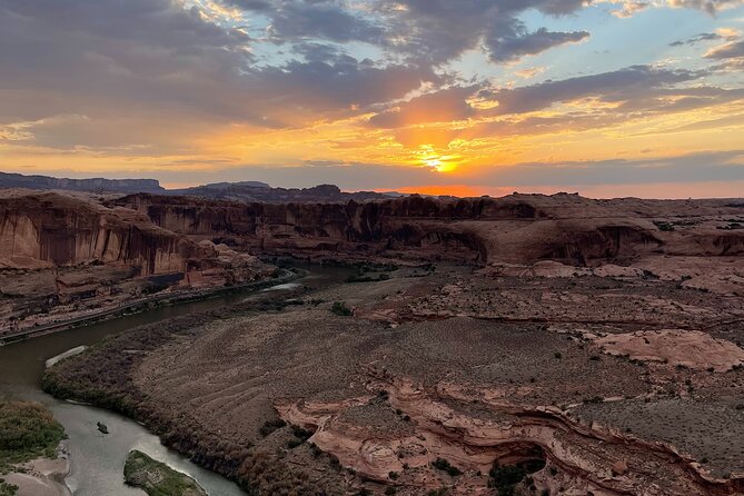 4x4 Hell's Revenge Jeep Tour - Stop details: dinosaur tracks and the Colorado River overlook