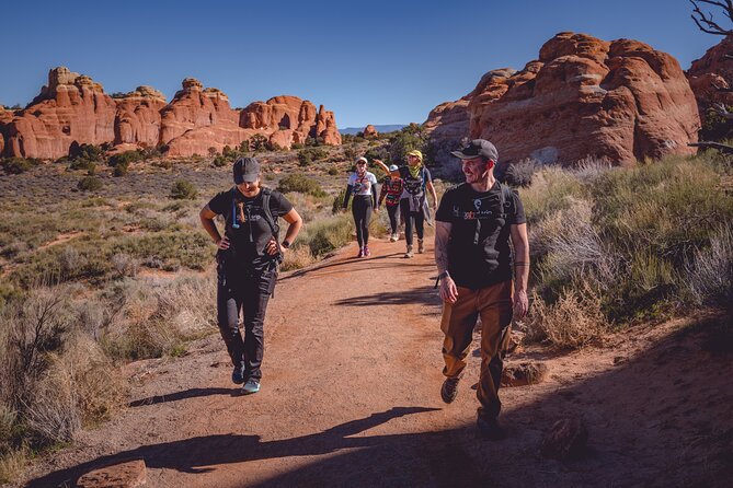 Arches Full Day Private Tour & Hike - Stop 1: Upper Delicate Arch Viewpoint and the Iconic 3-Mile Hike
