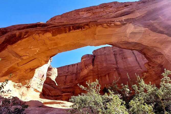 Discover The Hidden Arches: Solitaire Arches Hike & 4x4 Fun - Moab morning start: pickup, timing, and a full 8-hour rhythm