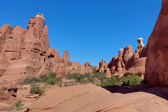 Discover The Hidden Arches: Solitaire Arches Hike & 4x4 Fun - More Arches hiking time: how the day stays fun, not repetitive