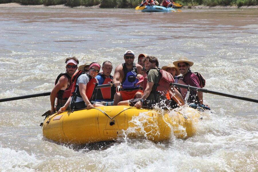 From Moab: Canyonlands 4x4 Drive and Colorado River Rafting - Island in the Sky by 4x4: panoramic views with less effort than off-road self-driving