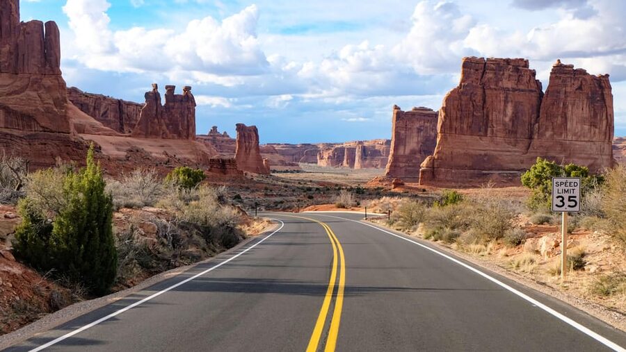 Moab: Arches National Park Sightseeing Tour - Snacks, drinks, and small comfort perks that make the 4 hours easier