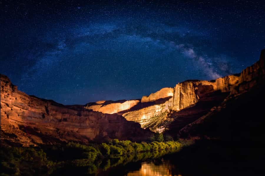 Moab: Colorado River Dinner Cruise with Music and Light Show - Dinner service vs. the show: what “Cowboy-style” means here