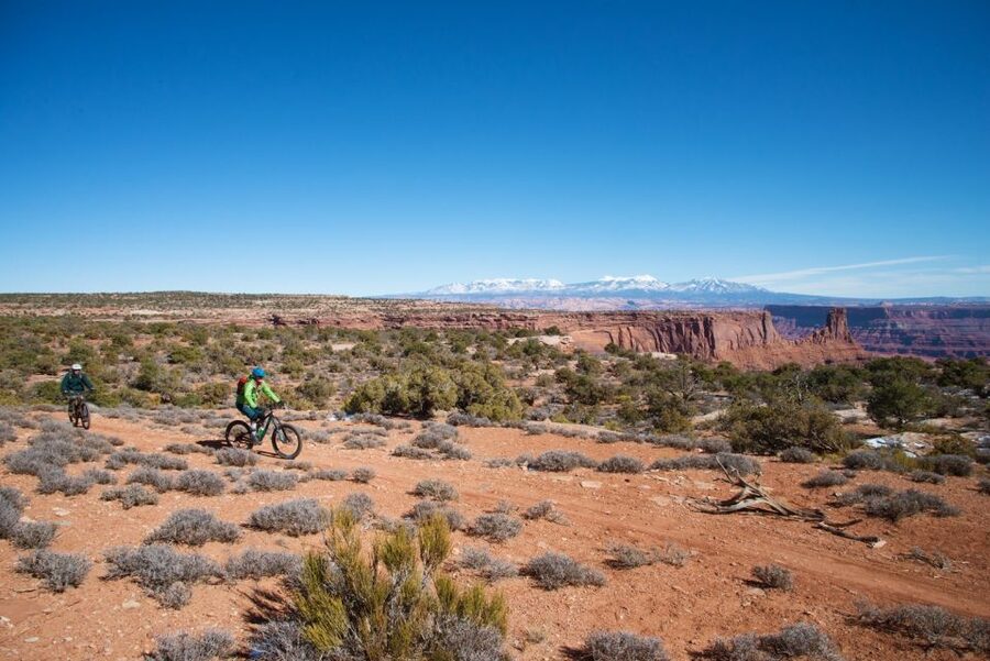 Moab: Dead Horse Point Singletrack Mountain Biking Tour - Bike, helmet, snacks, and what you still need to bring
