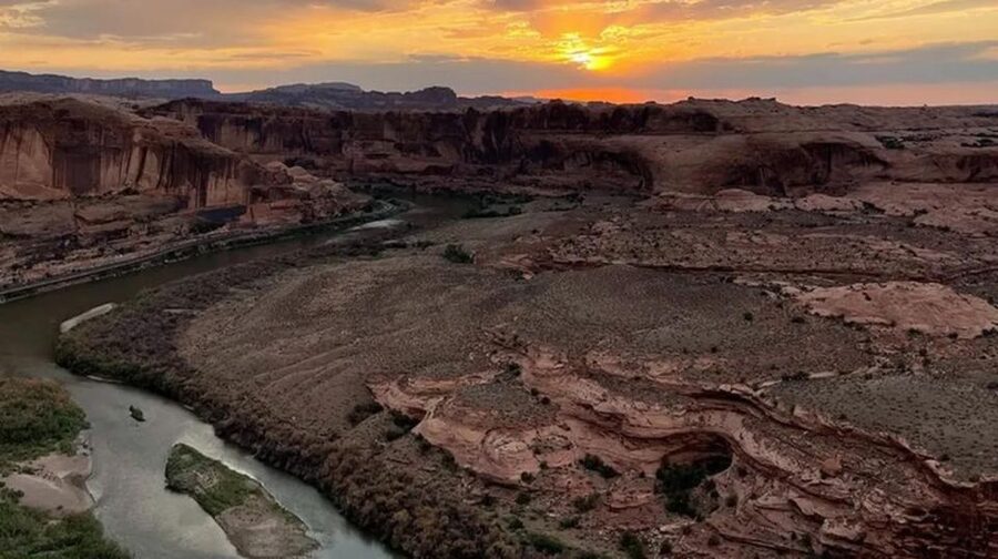 Moab: Hell's Revenge "Beast" 4x4 Adventure Tour - What Hell’s Revenge is really like in the Beast