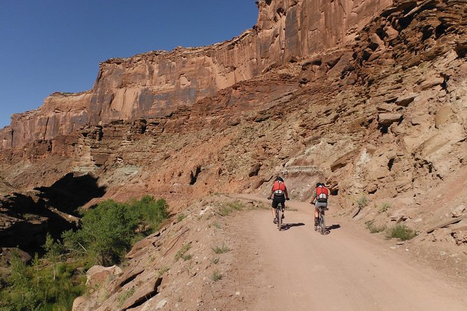 Pedal, Paddle, Pedal: Moab Mountain Biking & Packrafting Combo - Morning Start: Gear Up at Desert Highlights and Head West