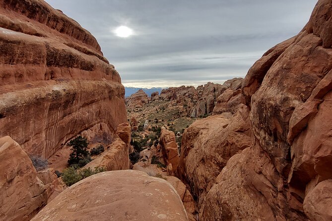 Secluded Arches Sunset Experience Best Of Devils Garden Fun Hike - The secluded high cliff moment (and why “secluded” is the point)