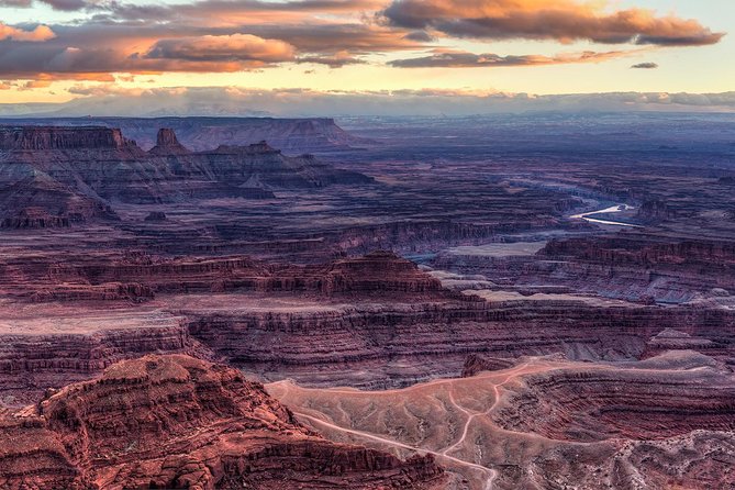 Sunrise photography in Dead Horse Point and Canyonlands National Park - What to bring for a cold, early shoot in Moab